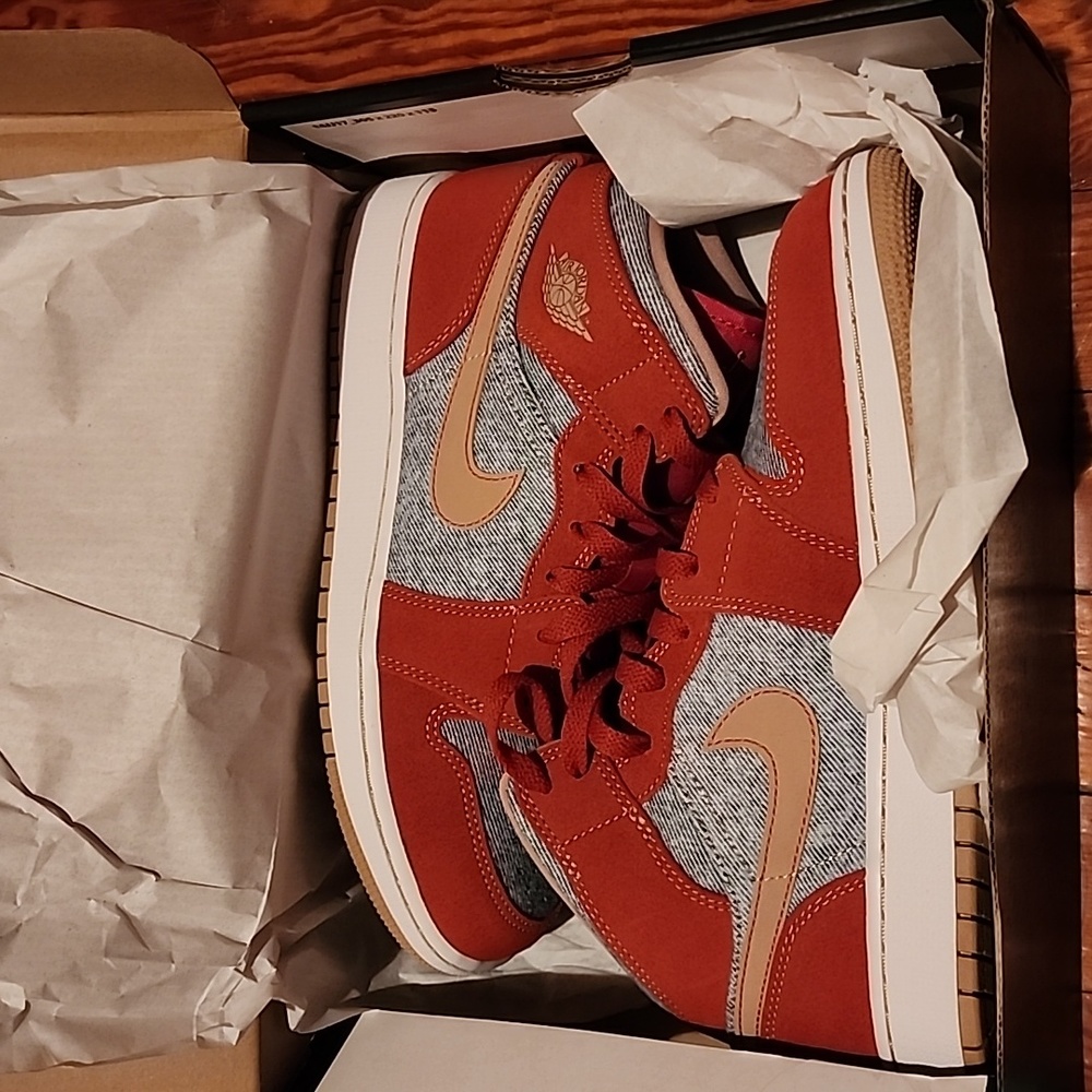 Authentic Jordan 1s size 6.5 kids ( 8.5 women's )